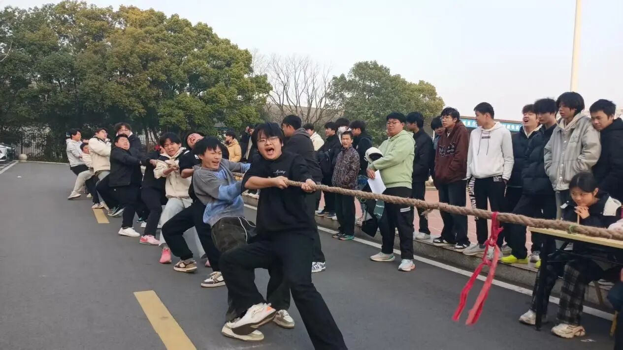 南昌向远轨道技术学校阳光体育节新生拔河比赛圆满落幕