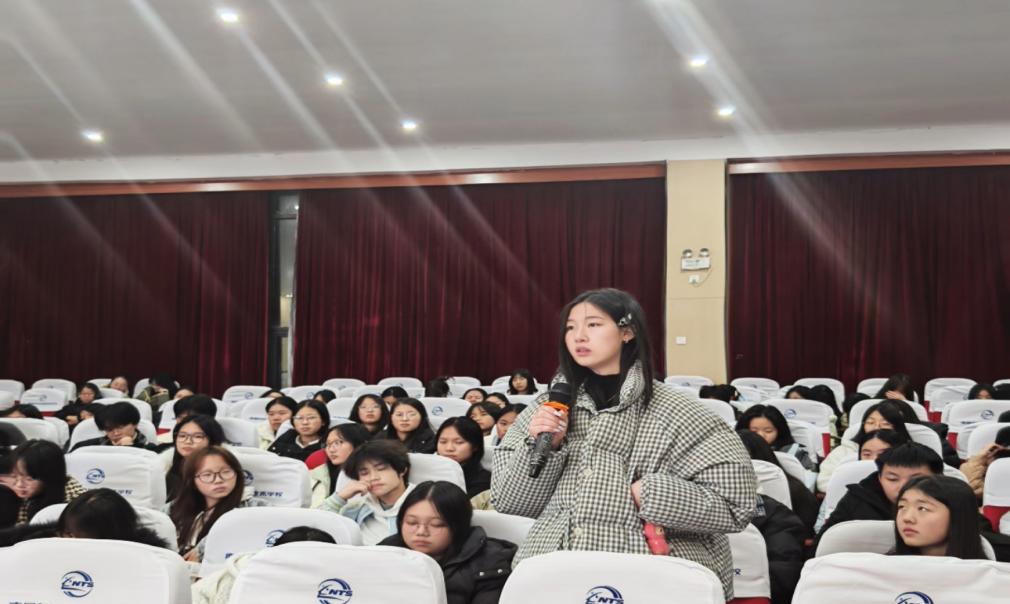南昌向远轨道学校25年级开展优秀毕业生返校交流活动