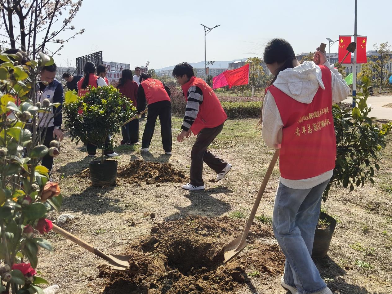 南昌向远轨道技术学校开展植树节主题实践活动