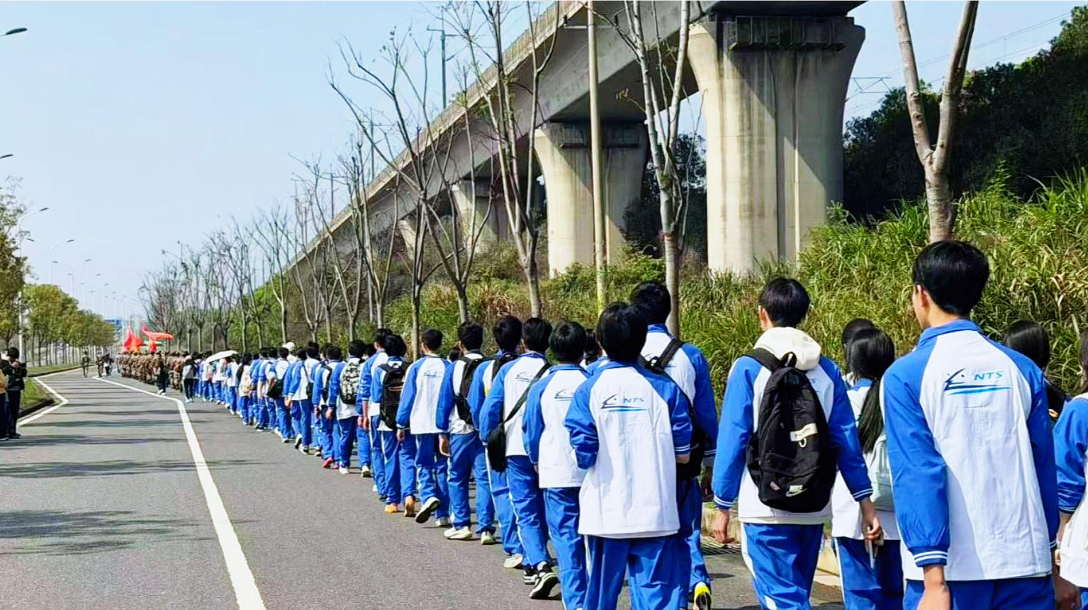 南昌向远轨道学校师生徒步祭扫方志敏烈士全纪实