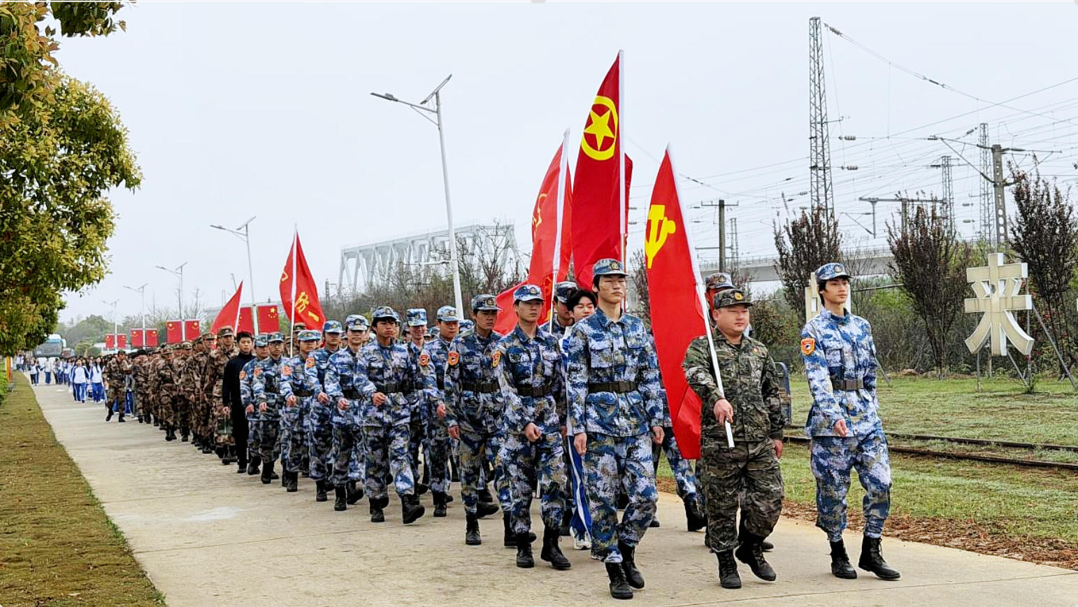 南昌向远轨道学校师生徒步祭扫方志敏烈士全纪实