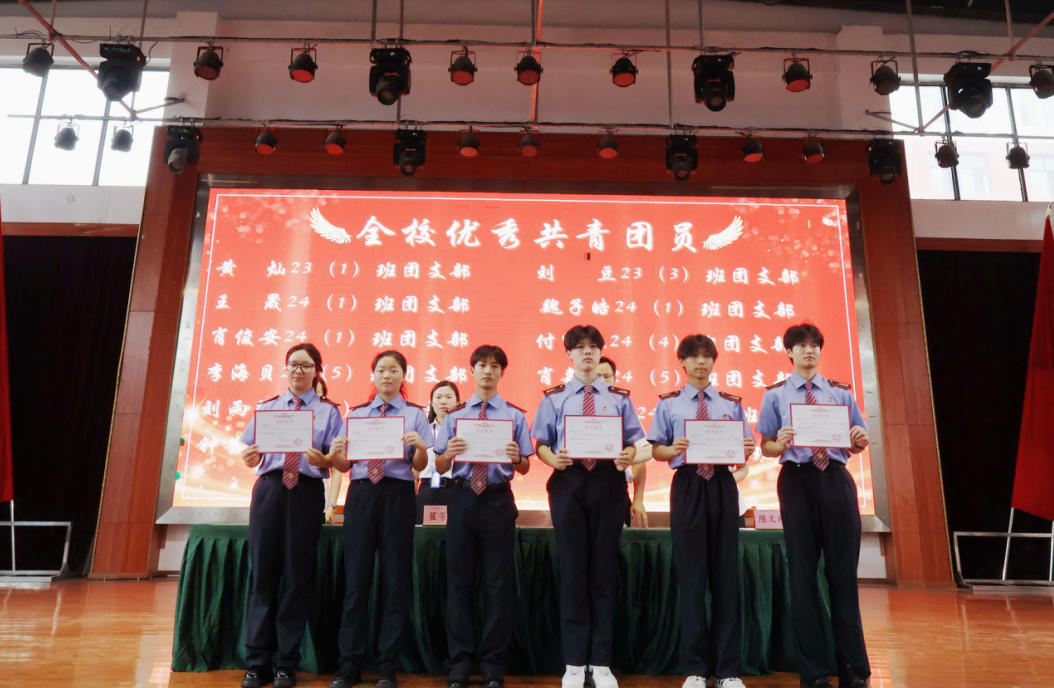 南昌向远轨道技术学校2026年新团员入团宣誓仪式暨五四表彰大会圆满举行