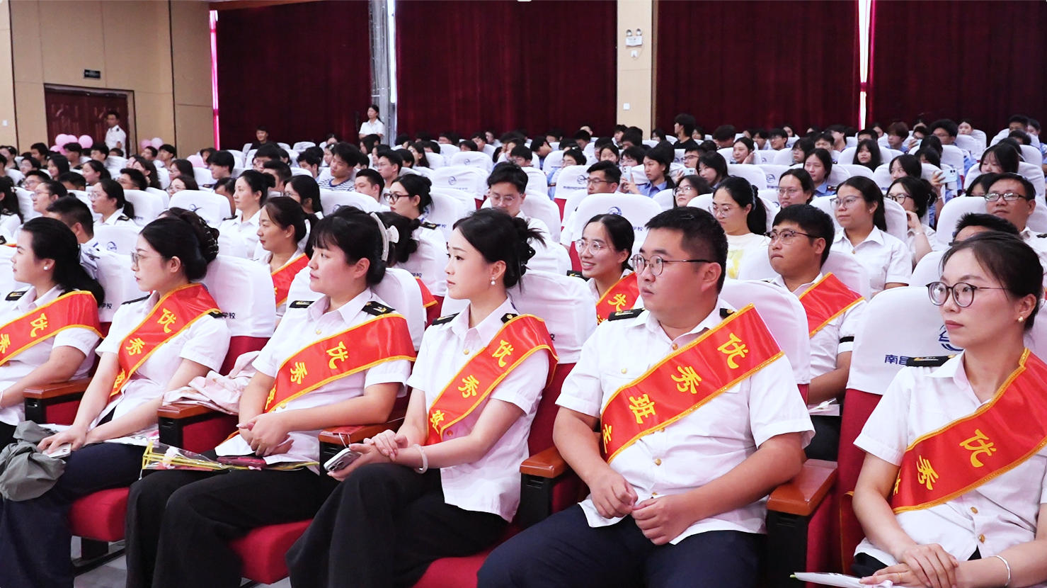 南昌向远轨道技术学校召开庆祝第42个教师节暨表彰大会