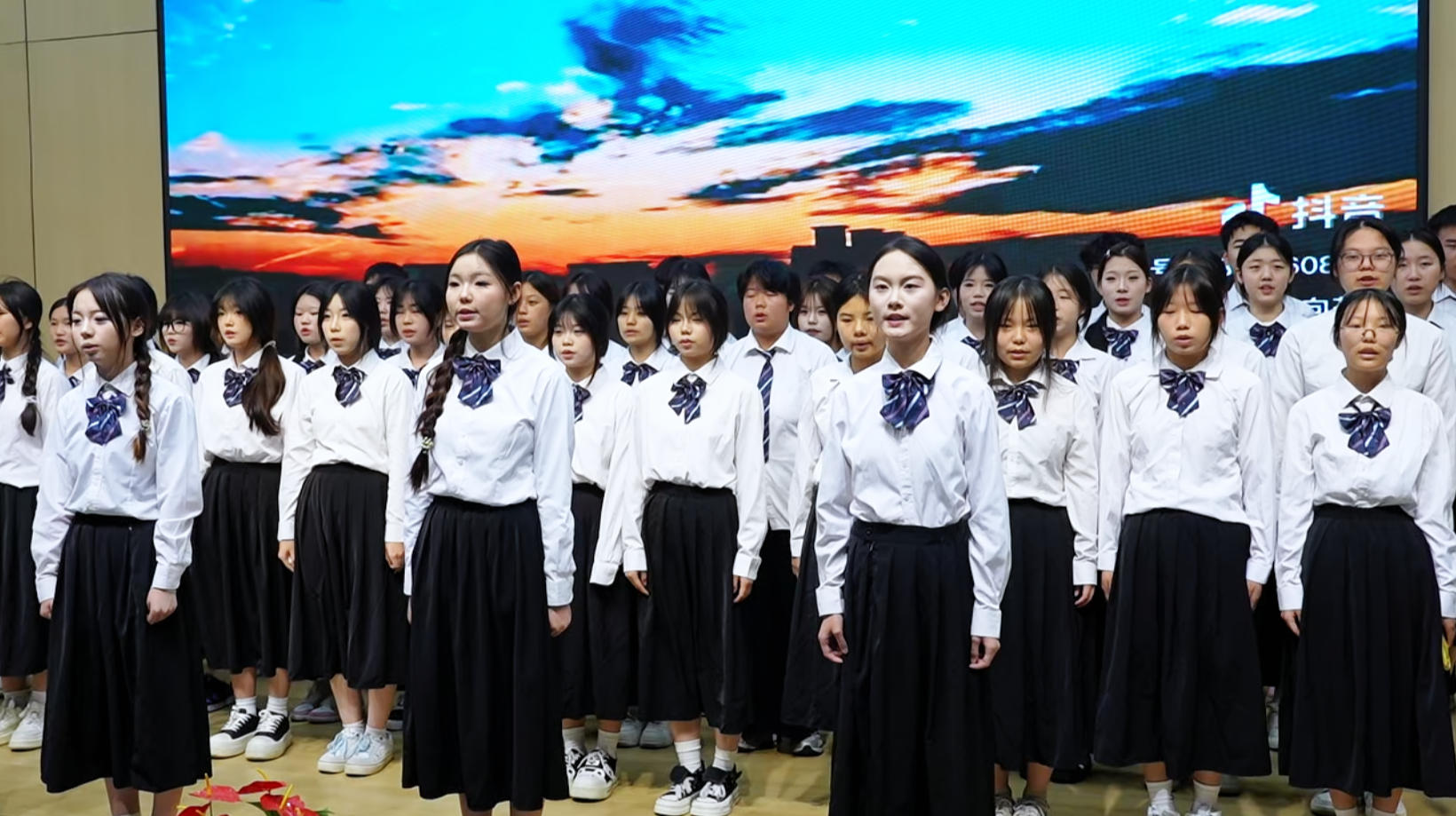 南昌向远轨道技术学校举办纪念红军长征胜利90周年班级朗诵大赛